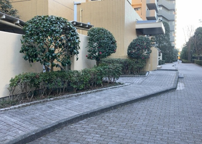 【庭】 | タウンズ八王子パークリッジ | 物件によっては、入居者が個人的に使用できる専用庭がついているものもあります。また、住宅の中にある土間の部分を庭と呼ぶこともあります。庭の用途は住む人によって変わり、それによってデザインもさまざまです。