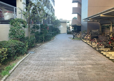 【中庭】 | タウンズ八王子パークリッジ | 中庭（パティオ）とは、一つの建築物の内部に設けられた、壁などで囲われている庭のことを指します。コの字型、ロの字型が主流ですが、L字型の中庭もあります。最近では、インテリア性の高さからも人気があります。