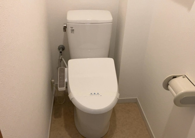 【トイレ】 | タウンズ八王子パークリッジ | トイレは大きさや形、機能、抗菌性などが異なる多種多彩なタイプが各メーカーから出ています。それぞれに良さがあるため、事前にどういったタイプのトイレがいいのかをご家庭内で決めて、内見に行くといいでしょう。