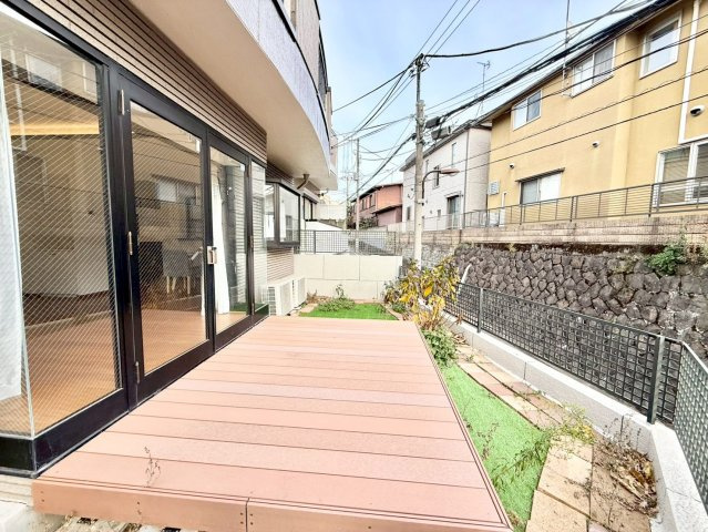豊島区南大塚1丁目　中古戸建の庭|開放的なウッドデッキ付き！オープンリビングとして青空の下でカフェタイムを。

現地ご見学希望・資料請求などお気軽にお問い合わせ下さい！
03-5990-5201