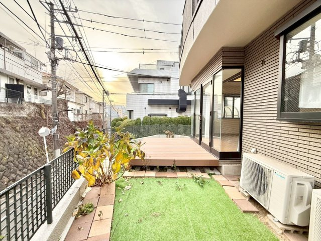 豊島区南大塚1丁目　中古戸建の庭|お子様と公園に行けない日も、のびのびとお庭で遊べるのが嬉しいですね！

現地ご見学希望・資料請求などお気軽にお問い合わせ下さい！
03-5990-5201