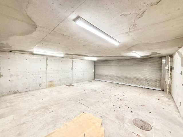 豊島区南大塚1丁目　中古戸建の駐車場|お車だけではなく自転車やバイクを置いたり、ちょっとした物置としても利用できます！

現地ご見学希望・資料請求などお気軽にお問い合わせ下さい！
03-5990-5201