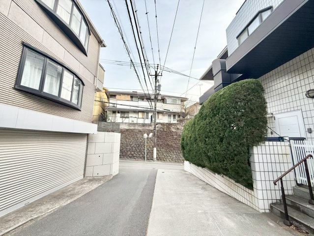 豊島区南大塚1丁目　中古戸建の前面道路含む現地写真|開放感溢れる角地です。

現地ご見学希望・資料請求などお気軽にお問い合わせ下さい！
03-5990-5201