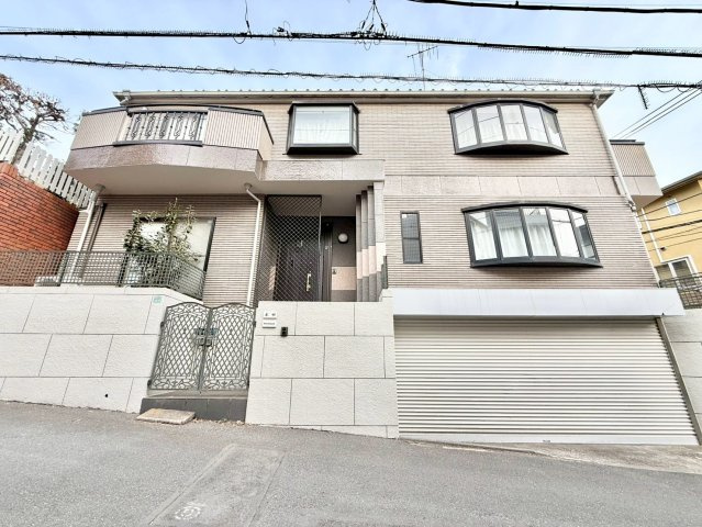 豊島区南大塚1丁目　中古戸建の外観|出窓を多くあしらった、表情豊かな佇まい。

現地ご見学希望・資料請求などお気軽にお問い合わせ下さい！
03-5990-5201