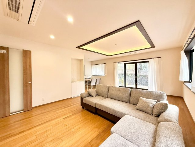 豊島区南大塚1丁目　中古戸建の居間・リビング|窓を多く設けているので陽当たり・通風良好です！

現地ご見学希望・資料請求などお気軽にお問い合わせ下さい！
03-5990-5201