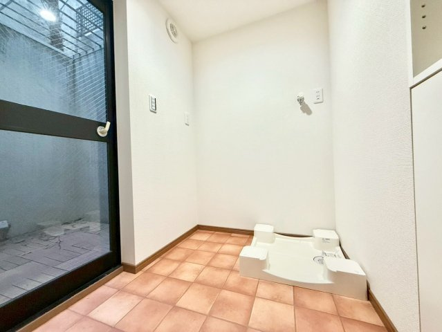 豊島区南大塚1丁目　中古戸建のその他|直ぐに洗濯物が干せる脱衣所

現地ご見学希望・資料請求などお気軽にお問い合わせ下さい！
03-5990-5201