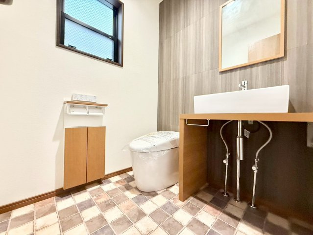 豊島区南大塚1丁目　中古戸建のトイレ|手洗い場を完備したタンクレスタイプを採用！収納も確保しているためペーパーなどの収納力有り！

現地ご見学希望・資料請求などお気軽にお問い合わせ下さい！
03-5990-5201
