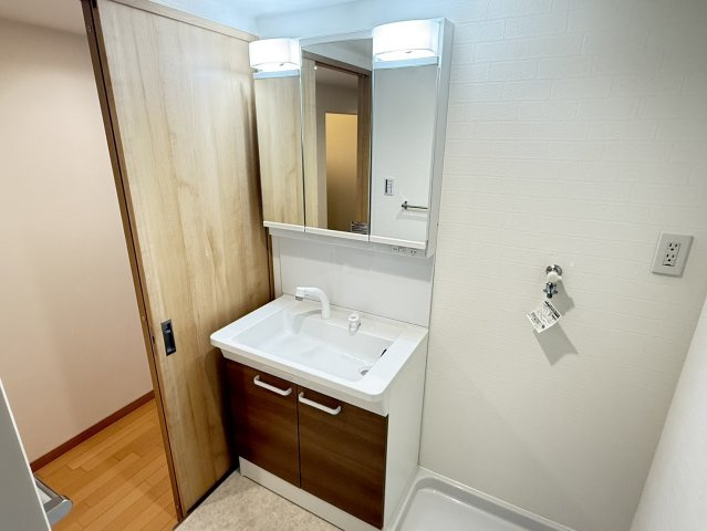 コスモ浦和原山の独立洗面台|独立洗面台あり、毎朝おしゃれに忙しい女性の方におすすめです