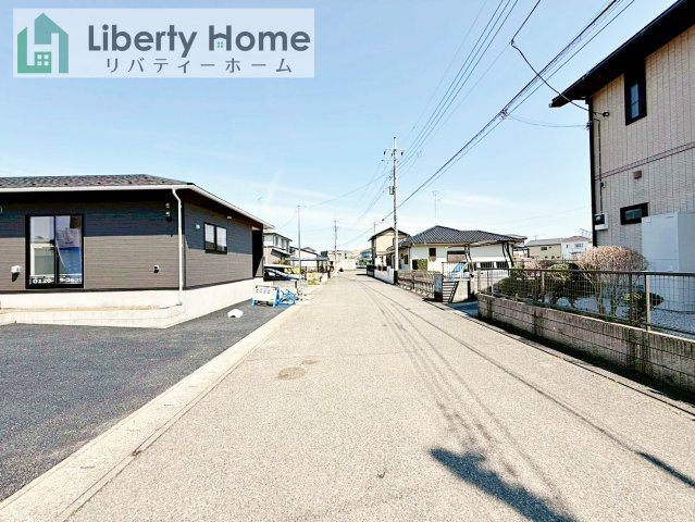 古河市尾崎第１　新築戸建の前面道路含む現地写真