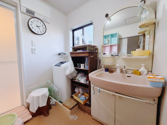 【中古戸建】高崎市下室田町の独立洗面台|■洗面室｜大きな鏡で朝の身支度もラクラク♪毎日の忙しい準備が楽しくなる洗面所です(^^♪