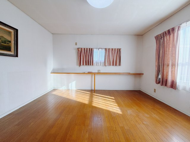 【中古戸建】高崎市下室田町の洋室|■2階洋室｜お子様の一人部屋にピッタリな洋室。木のぬくもりを感じるフローリングは、天然木の味わいが時とともに深みを増していきます。また、傷にも強く、フリーワックスでお手入れもラクラクです♪