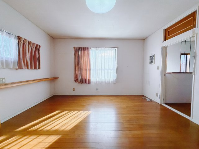 【中古戸建】高崎市下室田町の洋室|■2階洋室｜ナチュラルカラーの床です。模様替えなどとても楽しく工夫できます♪陽当たり、風通しもとても良いので毎日快適な生活スタートです！子供部屋にも良いですね♪
