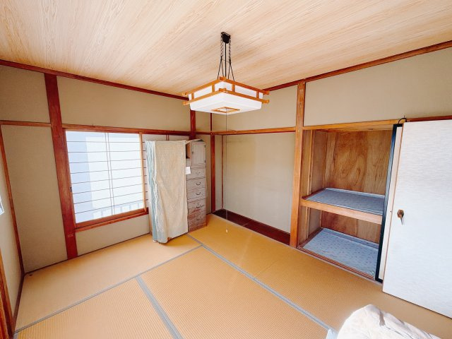 【中古戸建】高崎市下室田町の和室|■2階和室｜和室でしか味わえない畳ならではの香りや素材で和のやすらぎを感じてください♪休日はお子様とお昼寝するのにも最適です！