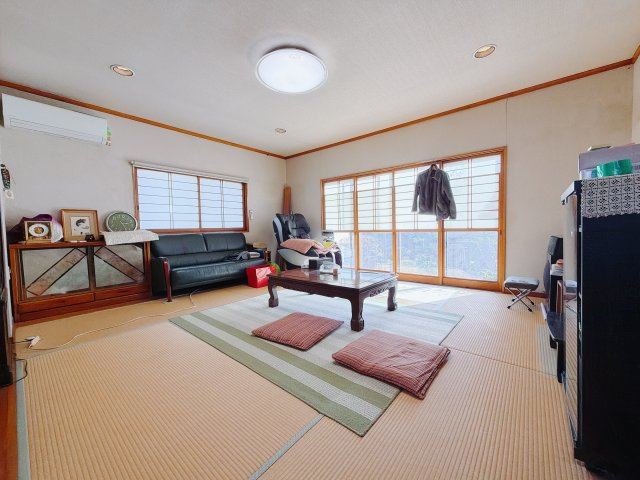 【中古戸建】高崎市下室田町の居間・リビング|■和室｜時の流れと共に陽射しは装いを変え空間に新たな彩りを与えます。一日中家に居ても飽きることなく過ごすことができる素敵な空間です♪