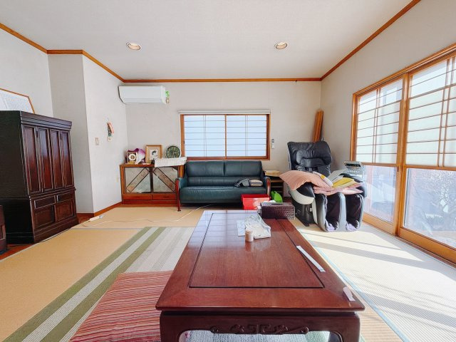 【中古戸建】高崎市下室田町の居間・リビング|■和室｜陽当たり良好のリビングダイニング♪賃貸では叶わなかった、お友達とのホームパーティや大音量で映画やテレビを楽しむことができます♪
