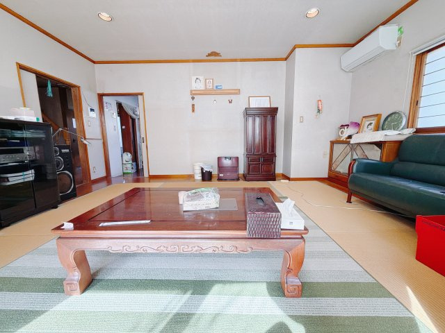 【中古戸建】高崎市下室田町の居間・リビング|■和室｜大きい窓からあたたかいたっぷりの光が入ります♪開放的な空間で毎日をもっと快適に♪