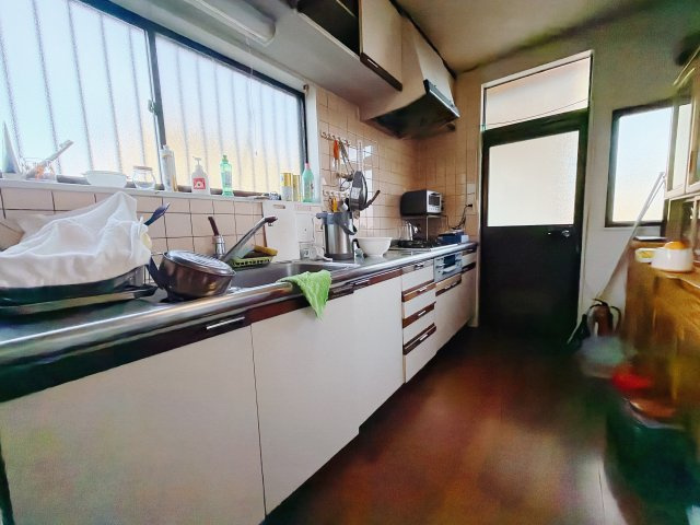 【中古戸建】高崎市下室田町のキッチン|■キッチン｜大きなお鍋や調理用具のも出し入れラクラクな収納がたっぷり！毎日使う場所だからこそ、無理のない姿勢で作業できるのは嬉しいポイントですね(*＾＾*)♪