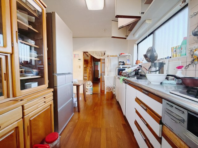 【中古戸建】高崎市下室田町のキッチン|■キッチン｜ワークトップ下には、圧力鍋やパスタ鍋などのかさばる調理器具もラクラク収納可能なスライド収納！ものが溢れがちなキッチン回りもスッキリきれいに管理ができます♪