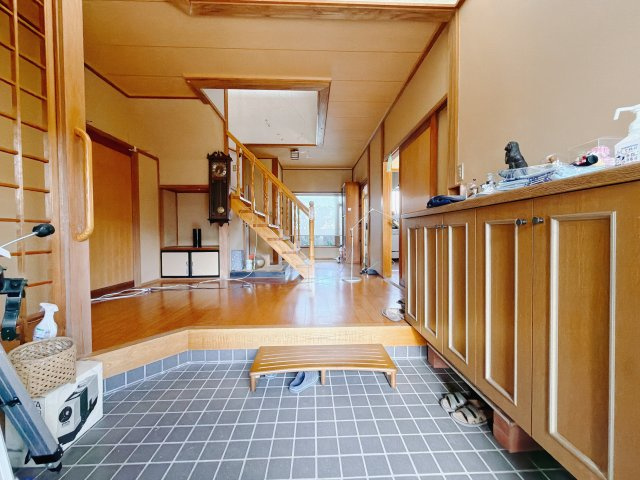 【中古戸建】高崎市下室田町の玄関|■玄関｜毎日の「いってらっしゃい」や「お帰りなさい」を大切なご家族と過ごす玄関は〈使いやすさ〉を追求しております♪