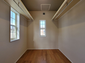 【収納】 | 甲斐市中下条 建物全面改装 平成2年築 中古戸建 北東角地 | 2階7.2帖洋室付のウォークインクローゼット