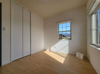 【洋室】 | 甲斐市中下条 建物全面改装 平成2年築 中古戸建 北東角地 | 2階　4.5帖洋室　南に面した明るいお部屋