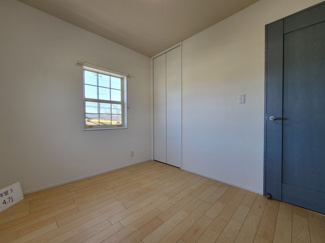 【洋室】 | 甲斐市中下条 建物全面改装 平成2年築 中古戸建 北東角地 | 2階4.7帖洋室　二面採光で開放感あり