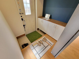 【玄関】 | 甲斐市中下条 建物全面改装 平成2年築 中古戸建 北東角地 | 玄関もフルリフォーム　カウンター付き下駄箱完備