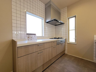 【キッチン】 | 甲斐市中下条 建物全面改装 平成2年築 中古戸建 北東角地 | ガスコンロとキャビネット