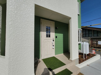 【玄関】 | 甲斐市中下条 建物全面改装 平成2年築 中古戸建 北東角地 | 玄関廻り