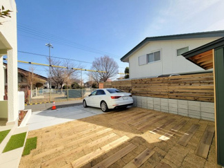 【庭】 | 甲斐市中下条 建物全面改装 平成2年築 中古戸建 北東角地 | 芝生張りのお庭・ウッドフェンス・木製物置新設