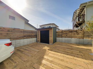 【庭】 | 甲斐市中下条 建物全面改装 平成2年築 中古戸建 北東角地 | 芝生張りのお庭・ウッドフェンス・木製物置新設