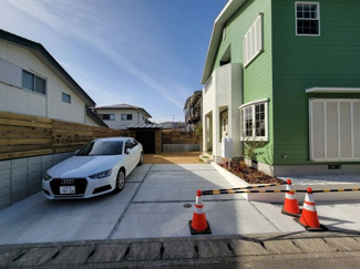 【駐車場】 | 甲斐市中下条 建物全面改装 平成2年築 中古戸建 北東角地 | カースペースは並列2台+1台　合計3台駐車可能