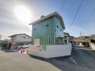 【外観】 | 甲斐市中下条 建物全面改装 平成2年築 中古戸建 北東角地 | 北東角地の開放感を是非現地でご体感ください。