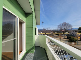 【バルコニー】 | 甲斐市中下条 建物全面改装 平成2年築 中古戸建 北東角地 | 南に面する明るいバルコニー　洗濯物も良く乾きます。