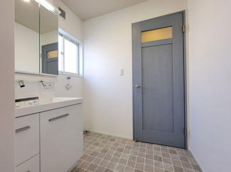 【洗面所】 | 甲斐市中下条 建物全面改装 平成2年築 中古戸建 北東角地 | ドアなども新品交換済み