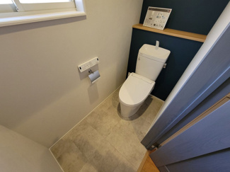 【トイレ】 | 甲斐市中下条 建物全面改装 平成2年築 中古戸建 北東角地 | 1階トイレ　ウォシュレット付き