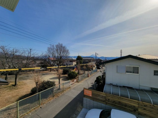 【展望】 | 甲斐市中下条 建物全面改装 平成2年築 中古戸建 北東角地 | 2階より南東側を望む　道路を挟んで公民館