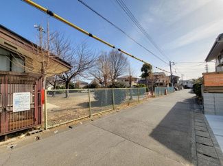 【前面道路含む現地写真】 | 甲斐市中下条 建物全面改装 平成2年築 中古戸建 北東角地 | 東側道路　幅員は4.5ｍ