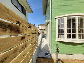 【周辺】 | 甲斐市中下条 建物全面改装 平成2年築 中古戸建 北東角地 | 敷地西側境界