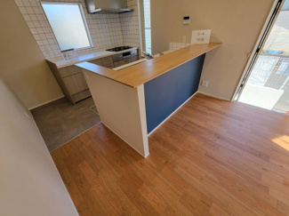 【キッチン】 | 甲斐市中下条 建物全面改装 平成2年築 中古戸建 北東角地 | キッチン廻りもフルリフォーム済　お洒落なカウンターキッチンです。