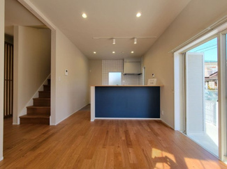 【居間・リビング】 | 甲斐市中下条 建物全面改装 平成2年築 中古戸建 北東角地 | 青のアクセントクロスが目を惹くダイニング部分