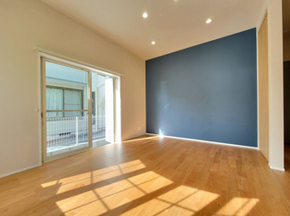 【居間・リビング】 | 甲斐市中下条 建物全面改装 平成2年築 中古戸建 北東角地 | 1階リビング部分は約7.2帖の広さ　明るいリビングです。