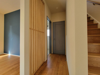 【居間・リビング】 | 甲斐市中下条 建物全面改装 平成2年築 中古戸建 北東角地 | リビング脇にはお洒落な格子