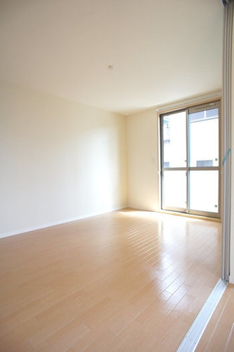 シャーメゾン北篠崎の洋室|南向きで明るい洋室♪