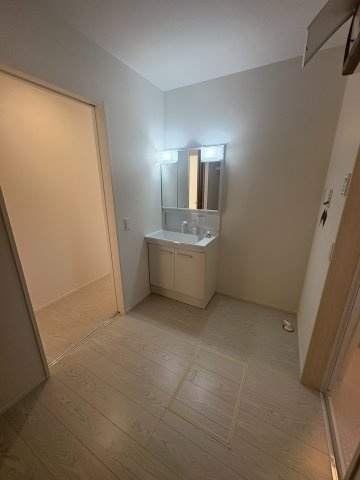 行橋市行事2丁目3期　新築一戸建ての独立洗面台|三面鏡付き洗面化粧台で朝の身支度もバッチリ♪
【行橋市　新築戸建て】