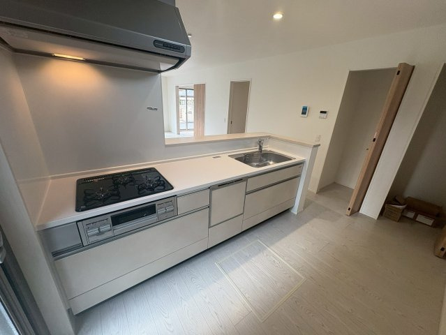 行橋市行事2丁目3期　新築一戸建てのキッチン|三口ガスコンロで料理もラクラク♪食洗器付き♪
【行橋市　新築戸建て】