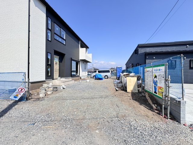 新築　吉岡町北下　3号棟の駐車場|現地写真　駐車スペースは建物北側に並列2台分可能です！