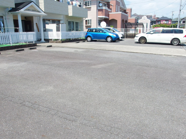 コーポラスハミエールの駐車場