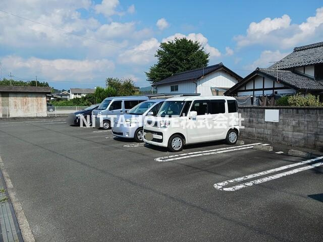 リーバイバーの駐車場|駐車場は２台分の空きがあります★