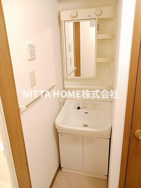 リーバイバーの洗面所|シャワー付き洗面台で身支度はバッチリ＊